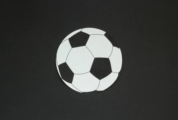 Stary piłki nożnej na białym na czarnym tle — Zdjęcie stockowe
