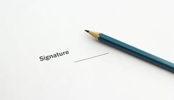 Documento importante para firmar con un lápiz, primer plano —  Fotos de Stock