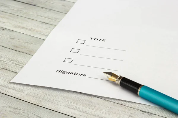 Pluma para escribir en una mesa de madera con un documento para una firma —  Fotos de Stock