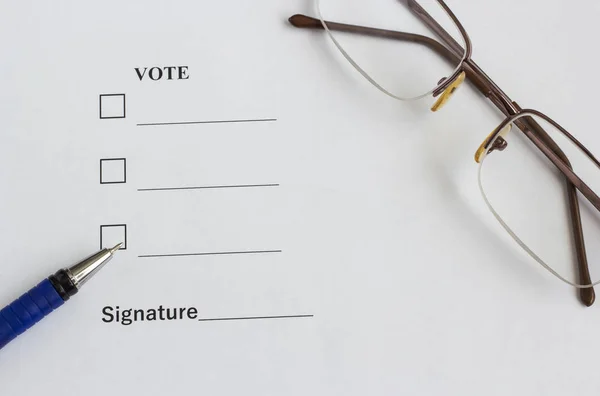 Formulier voor het stemmen en ondertekenen in de buurt van de pen, bril — Stockfoto