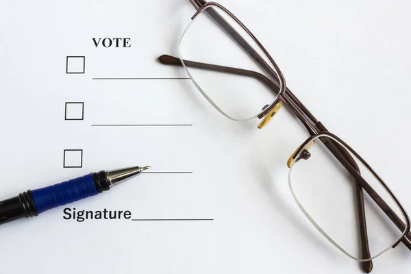 Formulario para votar y firmar cerca de la pluma, gafas —  Fotos de Stock