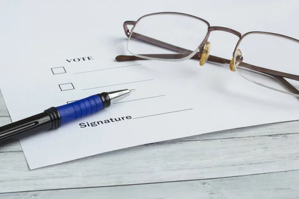 Formulario para votar y firmar cerca de la pluma, gafas —  Fotos de Stock