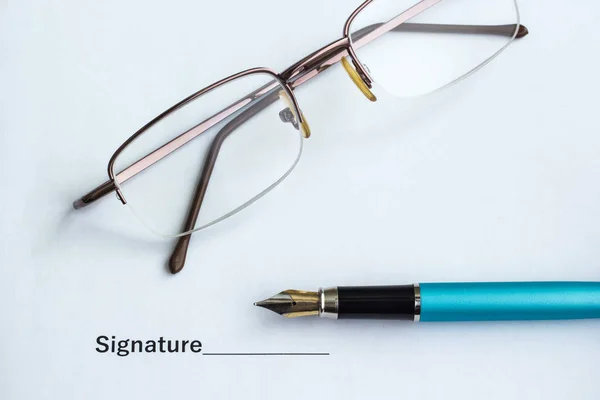Documento para firmar junto a gafas y bolígrafo, primer plano —  Fotos de Stock