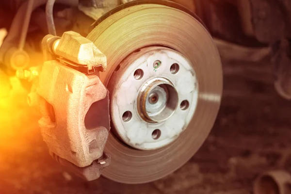 Piezas de disco de freno y cubo de rueda con luz, concepto de problemas de freno — Foto de Stock