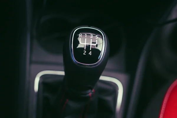 Handgeschakelde transmissie gear shift op donkere achtergrond, close-up — Stockfoto