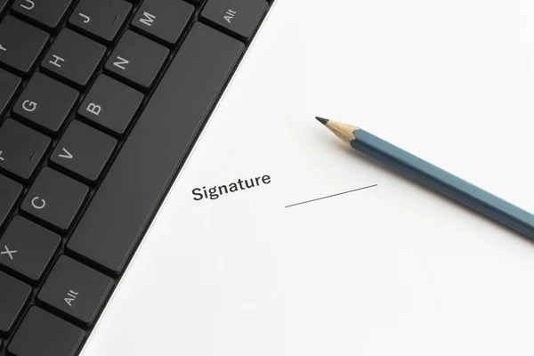Un documento y un lápiz para firmar en el escritorio, primer plano —  Fotos de Stock