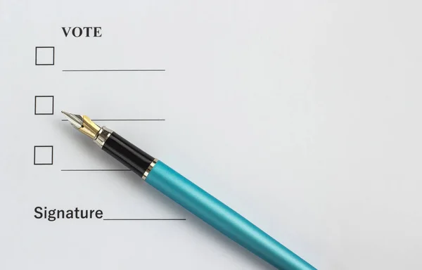 Document for making an important decision and signing — Stock Photo, Image