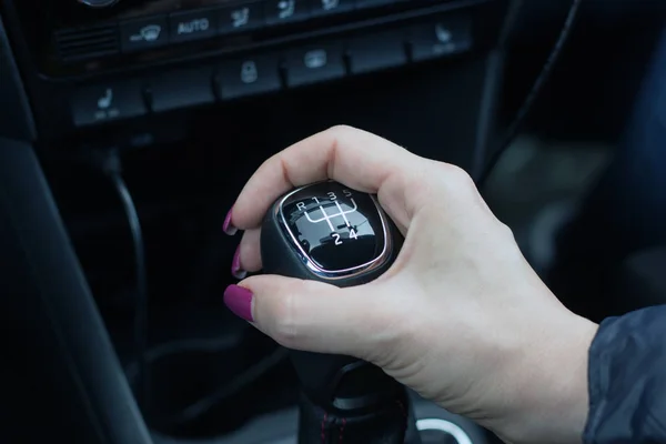 Handgeschakelde transmissie gear shift en meisje hand — Stockfoto