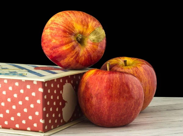 Fruits of a red apple with leaves near the gift box — Stock Photo, Image
