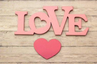 güzel bir ahşap kağıt üzerinde yerleştirilmiş ahşap Kalpler