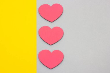 Ahşap kalpler çok renkli bir arka planda Üstten Görünüm