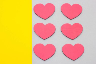 Ahşap kalpler çok renkli bir arka planda Üstten Görünüm