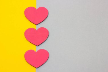 Ahşap kalpler çok renkli bir arka planda Üstten Görünüm