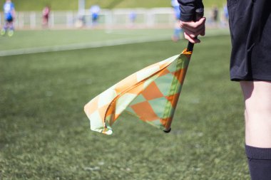 Futbol hakemi oyun futbol sahasında izler.