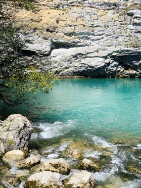 Yeşil nehir ve taş kayalar, yaz mevsimi nehir kıyısında