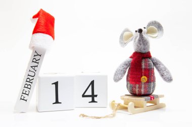 14 Şubat tarihli tahta takvim. Mutlu yıllar! 2020 yılının sembolü - beyaz ya da metal (gümüş) sıçan. Noel süslemeleri.