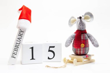 Tahta takvimde 15 Şubat yazıyor. Mutlu yıllar! 2020 yılının sembolü - beyaz ya da metal (gümüş) sıçan. Noel süslemeleri.