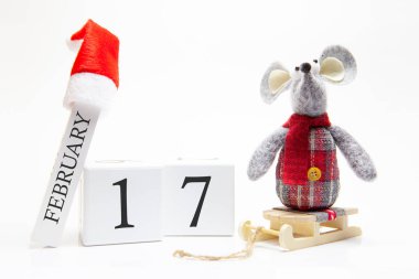 17 Şubat tarihli tahta takvim. Mutlu yıllar! 2020 yılının sembolü - beyaz ya da metal (gümüş) sıçan. Noel süslemeleri.