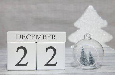 Sayılardan gelen mesajlarla küp ve bir ay, 22 Aralık, yıl sonu ve özetleme.