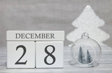 Sayılardan gelen mesajlarla küp ve bir ay, 28 Aralık, yıl sonu ve özet.