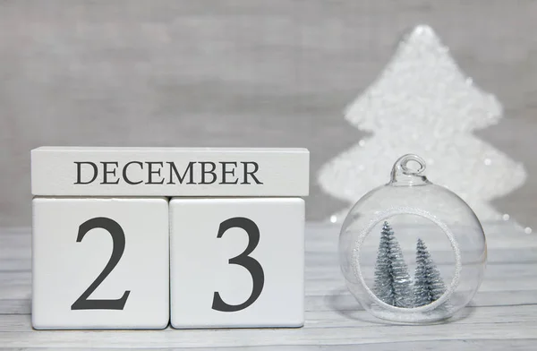 Cubo com texto de números e um mês, 23 de dezembro, o final do ano e resumindo . — Fotografia de Stock
