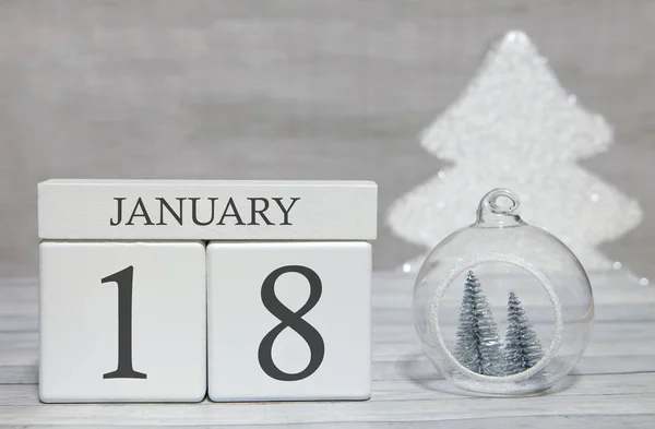 Primo mese dell'anno, un calendario con numeri e un mese, il 18 gennaio. La fiaba di anno nuovo come un ricordo . — Foto Stock