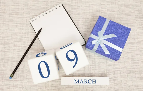 Kalender med trendig blå text och siffror för 9 mars och en gåva i en låda. — Stockfoto