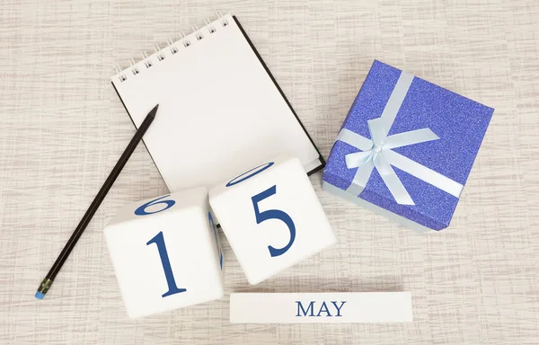 Calendar with trendy blue text and numbers for May 15 and a gift in a box. — Stock Photo, Image