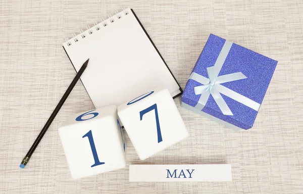 Calendar with trendy blue text and numbers for May 17 and a gift in a box. — Stock Photo, Image