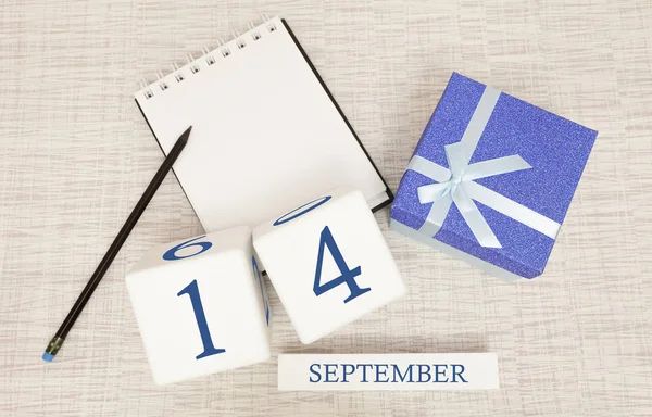 Presentask och trä kalender med trendiga blå siffror, September 14, affärsplanerare — Stockfoto