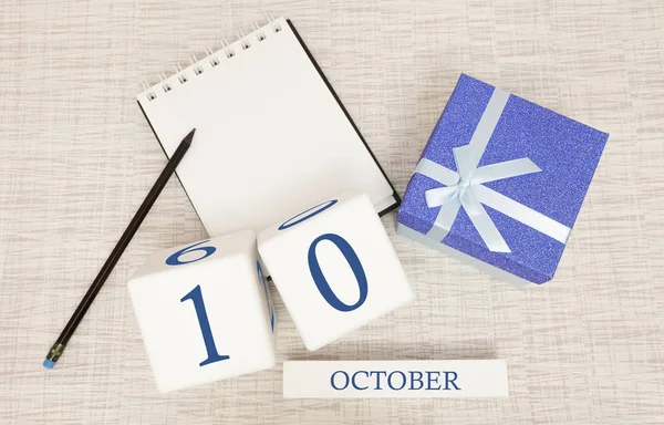 Calendar din lemn pentru 10 octombrie, cutie cadou în albastru clasic cu panglică albă, numere de culoare tendință — Fotografie, imagine de stoc