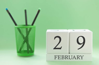 29 Şubat için iki küplük masa takvimi