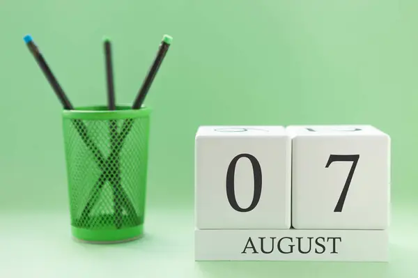 Desk calendar of two cubes for August 7 — Stock Photo, Image