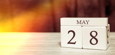 Takvim hatırlatma olayı konsepti. Ahşap küplerde sayılar ve 28 Mayıs 'ta güneş ışığı..