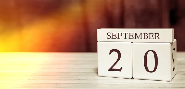 Kalender herinnering event concept. Houten blokjes met nummers en maand op 20 september met zonlicht. — Stockfoto