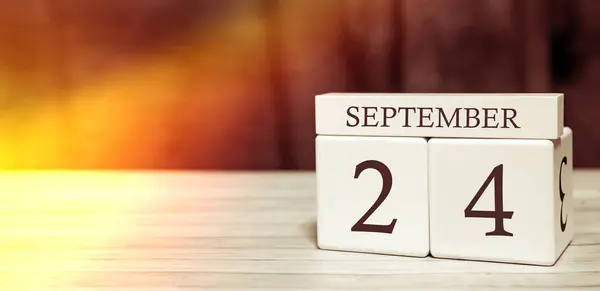 Kalender herinnering event concept. Houten blokjes met nummers en maand op 24 september met zonlicht. — Stockfoto