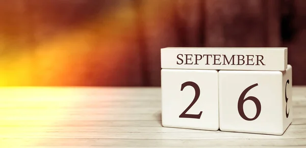 Kalender herinnering event concept. Houten blokjes met nummers en maand op 26 september met zonlicht. — Stockfoto