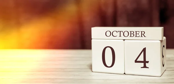 Conceito de evento de lembrete de calendário. Cubos de madeira com números e mês em 4 de outubro com luz solar . — Fotografia de Stock