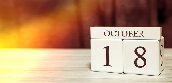 Calendario recordatorio concepto de evento. Cubos de madera con números y mes el 18 de octubre con luz solar . — Foto de Stock