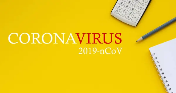 코로나 바이러스 Coronavirus 전염병 개념입니다 노란색 배경에 계산기 노트와 본문을 — 스톡 사진