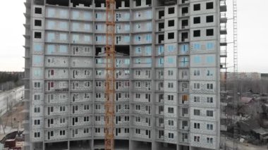 Yüksek bir vincin yanına bir gökdelen inşa etmek. Yükseklerde uçuyor.