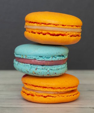 Kahve molası için portakallı ve mavi tatlı Fransız mutfağı.