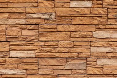 Turuncu tuğladan yapılmış ön tuğla. Bir ev inşa etmek için modern malzemeler