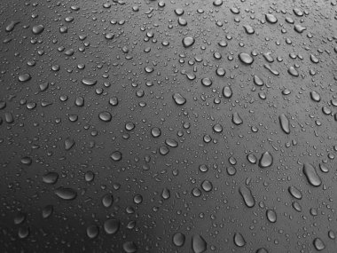 Siyah metal bir yüzeye su damlaları, yağmurdan sonra güzel bir zemin.