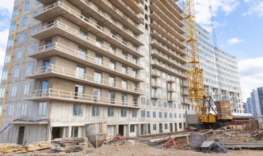 İnşaat alanı ve sarı vinç bir gökdelen inşa ediyor. Modern teknolojiler.