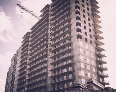 İnşaat alanı. Modern malzemelerden elit bir gökdelen inşa etmek.