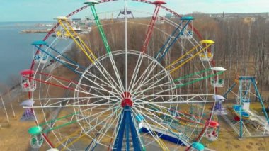 Kültür ve dinlenme parkında dönme dolap, uçan atış.