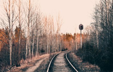 Köşeyi dönen semaforlu demiryolu, sanat fotoğrafçılığı.