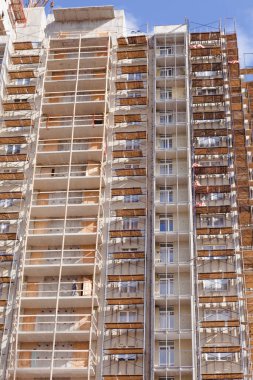 Yakın plan, şehrin seçkin bir bölgesinde bir apartman inşaatı.