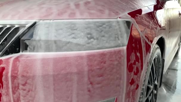 Lavagem Carro Carro Vermelho Espuma Branca Limpeza Cuidado Corpo Carro — Vídeo de Stock